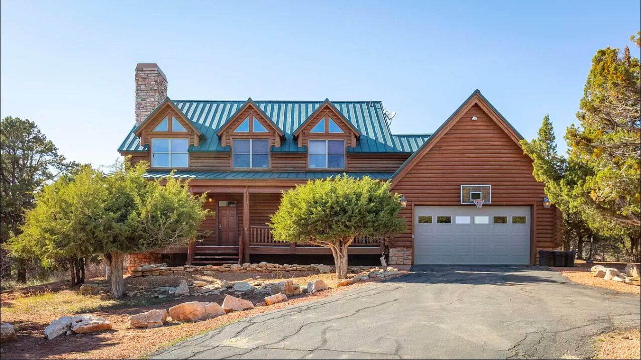 Large Log Home Near Zion